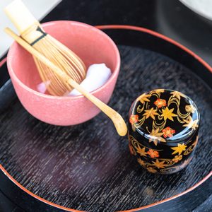 茶道具の歴史をオンラインで講義で発信しております。難解な禅語を簡単に読めて、言葉の内容も分かりやすく解説していきます。合わせて簡単な茶の歴史を色んなエピソードと共に肩の凝らない話を交えていきます。